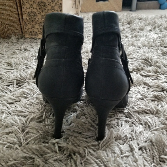 Black Ankle Boots w/ Heel - U.S. Size 7 - Picture 4 of 7
